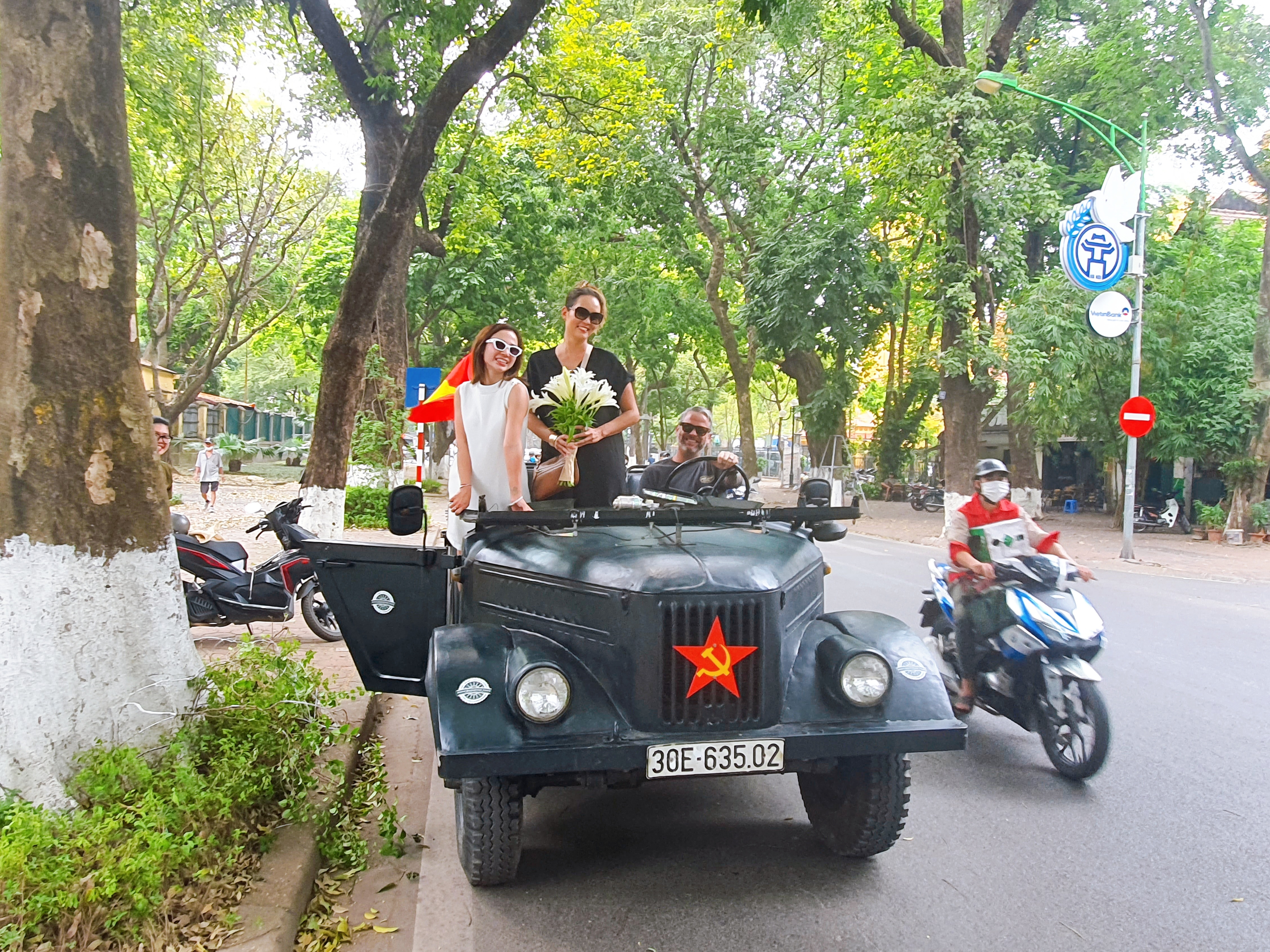 Hanoi Backstreet Tours, Hanoi motorbike tour, Hanoi motorbike city tour, Hanoi food tours motorcycle, Hsnoi motorcycle tours, Hanoi Vespa Tours, Hanoi Scooter tours, Hanoi Jeep tour